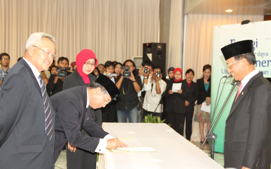 Menteri ESDM Lantik Komite BPH Migas Masa Jabatan 2011-2015